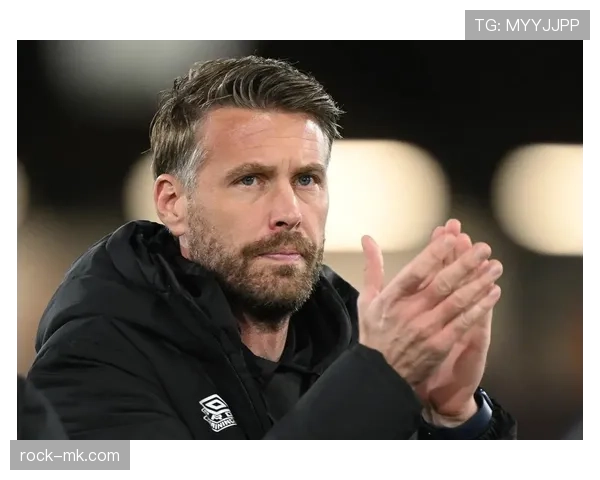 罗布·爱德华兹率卢顿镇士气昂扬,新赛季英超表现备受期待 罗布·爱德华兹率卢顿镇士气昂扬,新赛季英超表现备受期待