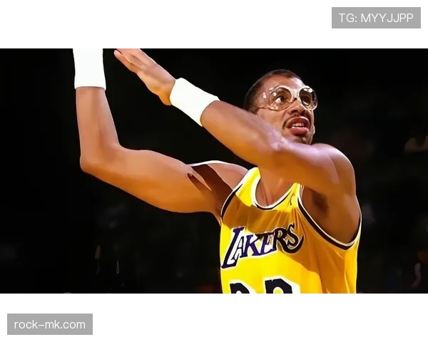 阿卜杜尔-贾巴尔内线单打效率高于张伯伦三分能力缺失明显